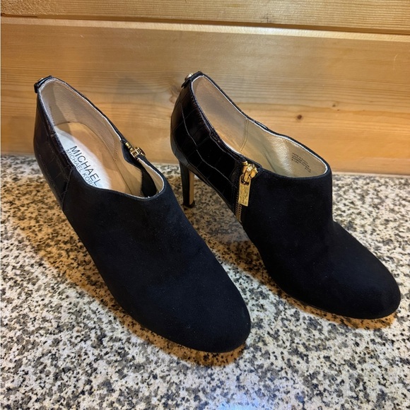 Michael Kors Women Size 8.5  Black Ankle Heel Booties - Picture 1 of 12